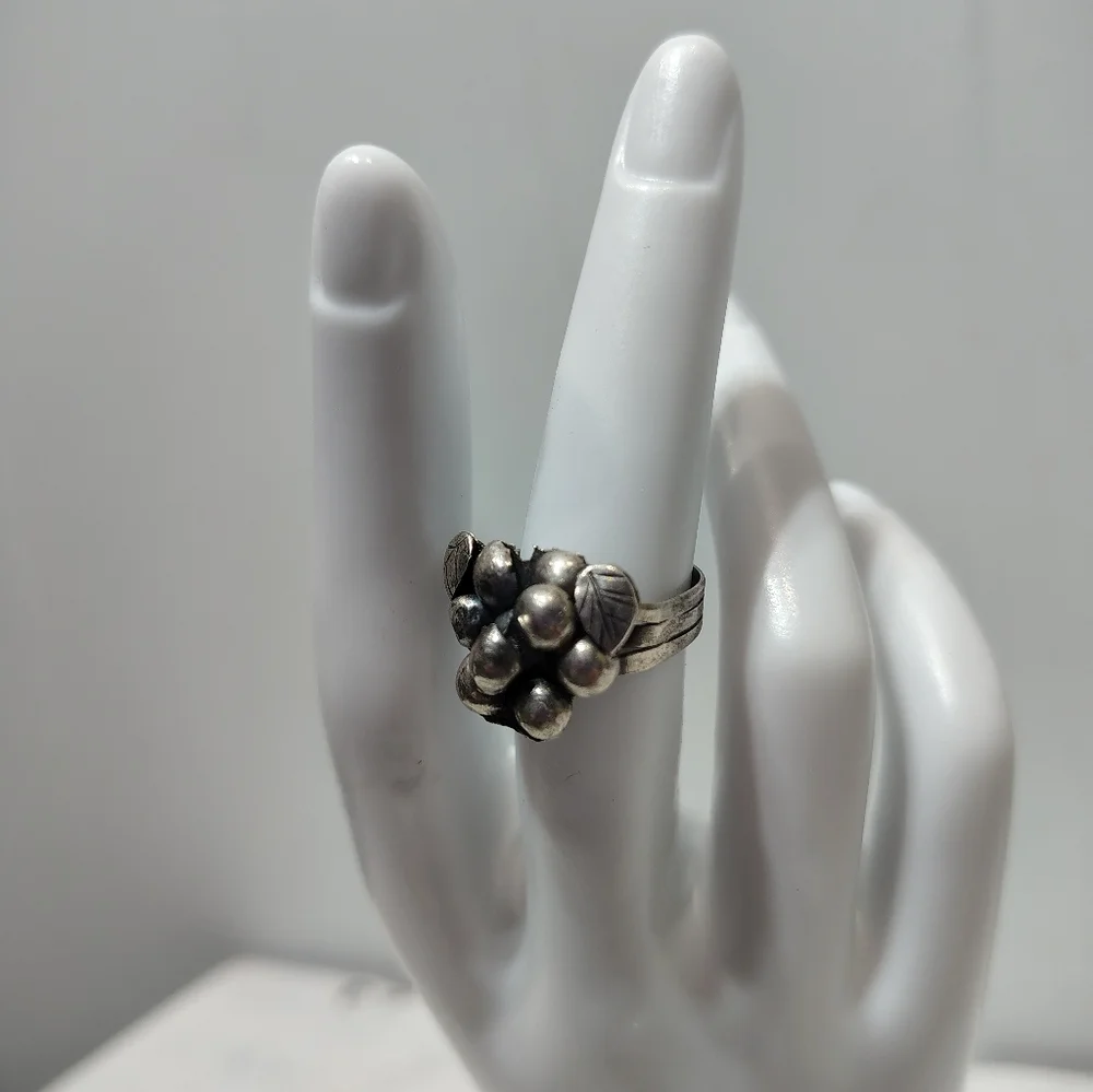 Sterling Silver Grape Cluster Ring Leaf Detail‎ Size 6.5 Artisan Style